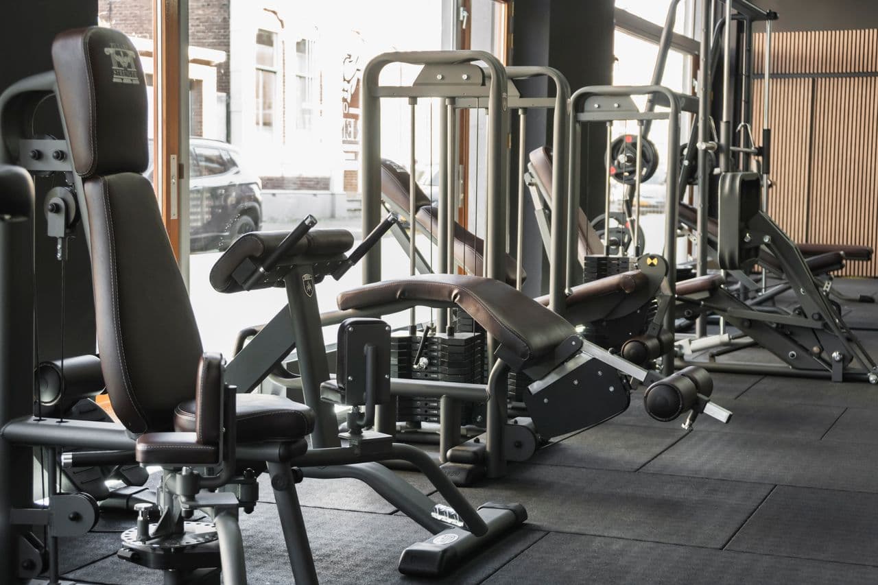 Telju PEAK Plate Loaded Chest Press en Shoulder Press in een sportschool