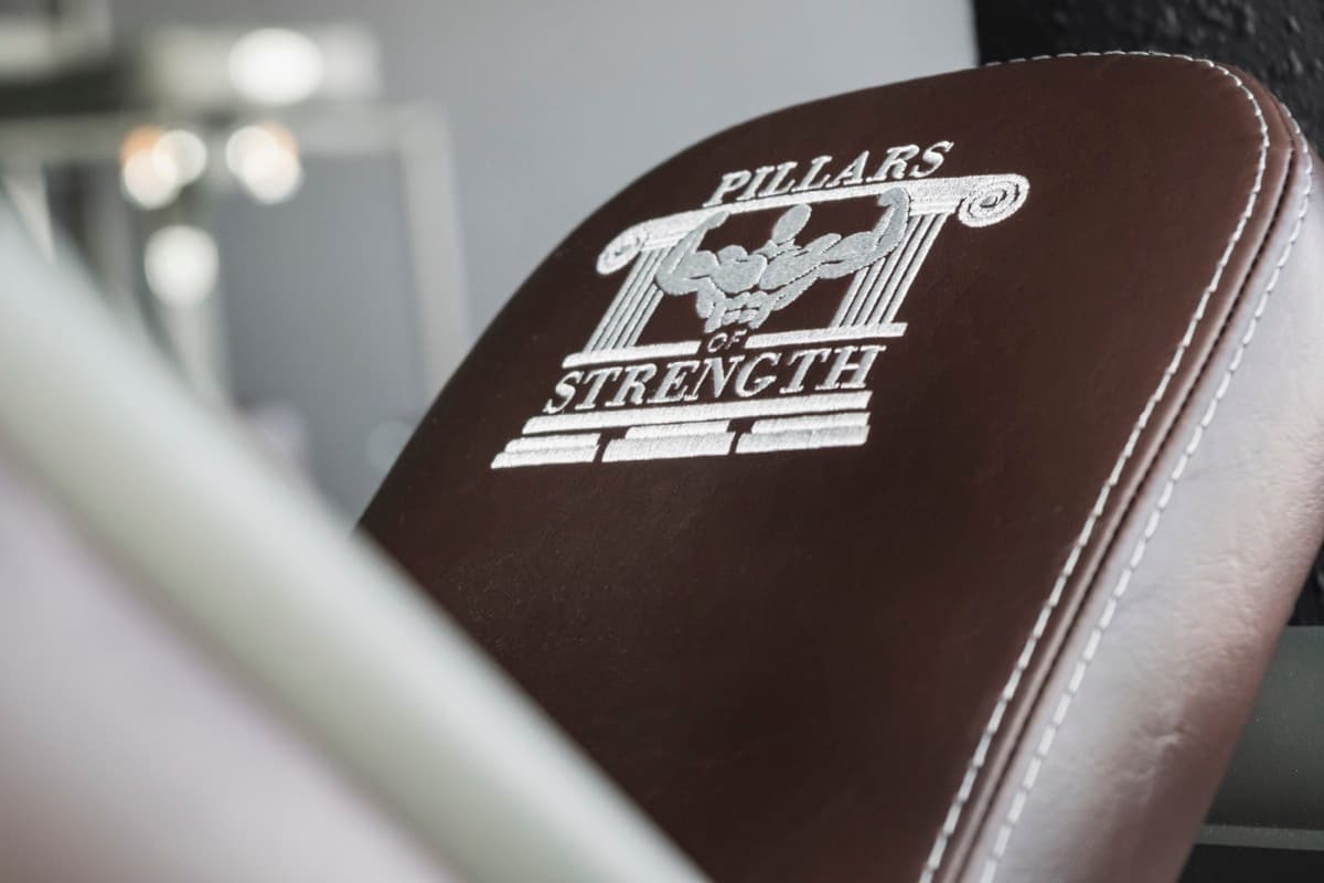 Pillars of Strength — custom logo op bekleding